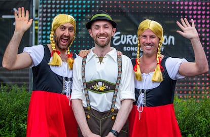 Eurofans son fotografiados a la entrada del estadio Arena St. Jakobshalle para seguir la gala del festival en Basilea (Suiza), este sábado.