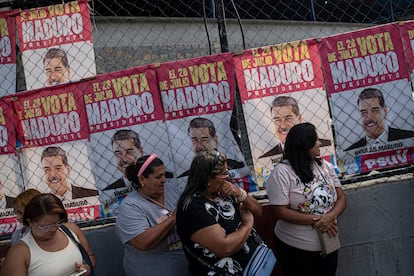 Votantes hacen fila fuera de un colegio electoral en Caracas, el 28 de julio de 2024.