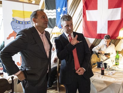 El presidente del SVP, Marco Chiesa, (derecha) y Thomas Matter, miebro del consejo nacional suizo, este domingo en Rothrist.