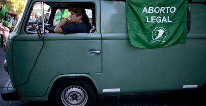 Una mujer sentada al volante de una furgoneta de la que cuelga una pancarta con el lema "Aborto legal", durante un acto celebrado en Buenos Aires, Argentina