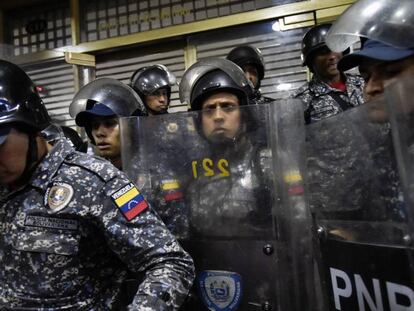 Fuerzas de seguridad venezolanas, el miércoles en Caracas, en una protesta por la falta de fármacos