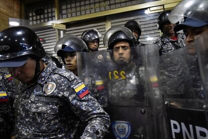 Fuerzas de seguridad venezolanas, el miércoles en Caracas, en una protesta por la falta de fármacos