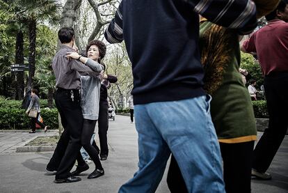 Parejas bailan en el parque Fuxing en Shanghái (China), el 10 de abril de 2016.