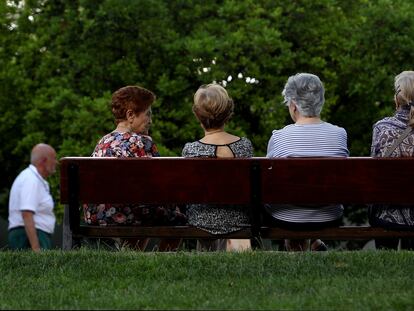 Several elderly people in the Retiro Park, in Madrid.