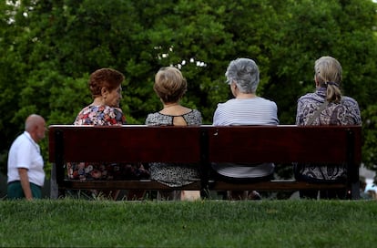 Several elderly people in the Retiro Park, in Madrid.