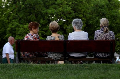 Varias personas mayores en el parque del Retiro, en Madrid.