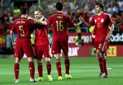 Los jugadores festejan el gol de Iniesta.