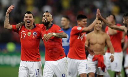 Os jogadores do Chile celebram a vitória. 