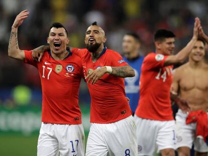 Os jogadores do Chile celebram a vitória. 