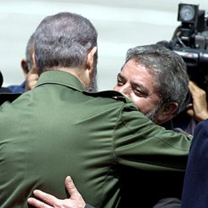 Fidel Castro y Luiz Inácio Lula da Silva se abrazan a la llegada del presidente brasileño a La Habana.