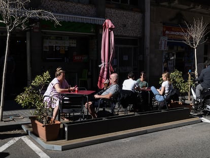 Terraza de un bar instalada sobre una tarima en calzada, en la calle de Nou de la Rambla, este martes.