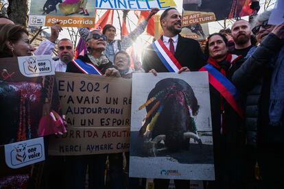 El diputado Sebastien Delogu, en una manifestación contra las corridas de toros en París, este jueves, 24 de noviembre.