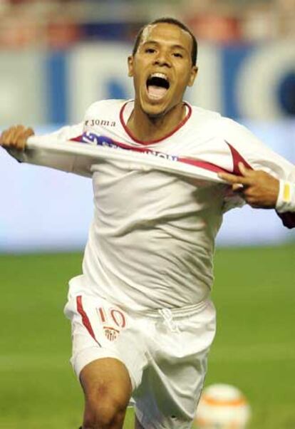 Luis Fabiano festeja su gol.