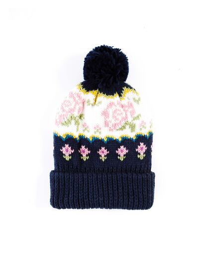 Gorro con estampado floral de Pull & Bear (9,99 euros).