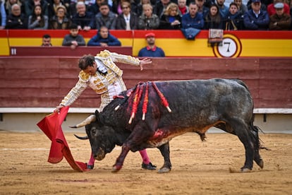 Antonio Ferrera, durante la faena de muleta al toro indultado.