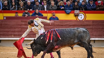 Antonio Ferrera, durante la faena de muleta al toro indultado.