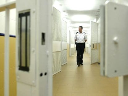 Un policía pase por el interior del centro de internamiento de extranjeros (CIE) de la Zona Franca de Barcelona.