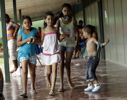 Jóvenes migrantes cubanos juegan en una escuela que sirve como refugio temporal en la ciudad de La Cruz, cerca de la frontera entre Costa Rica y Nicaragua.