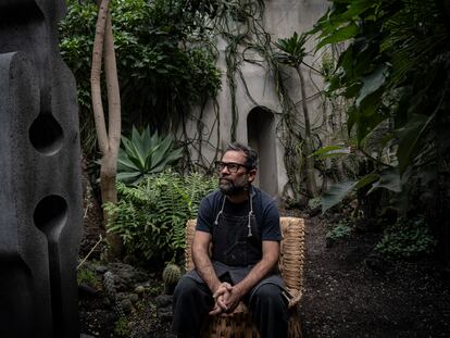 Pedro Reyes en su estudio, en Ciudad de México.