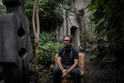 Pedro Reyes en su estudio, en Ciudad de México.