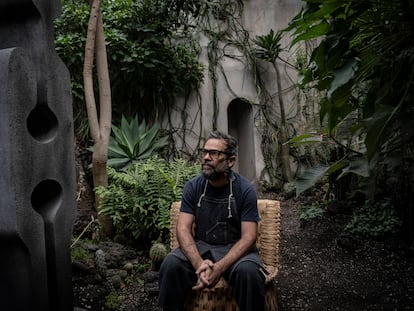 Pedro Reyes en su estudio, en Ciudad de México.