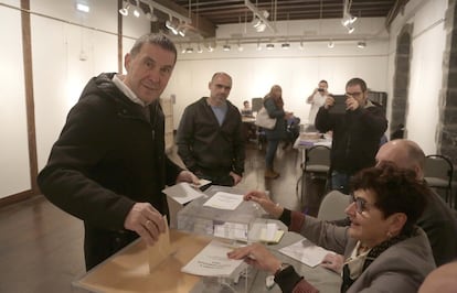 El coordinador general de EH Bildu, Arnaldo Otegi, ejerce su derecho al voto en la casa de cultura de Elgoibar. 