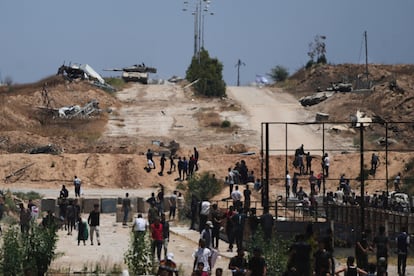 Tanques israelíes cerca de un centro de distribución de la Fundación Humanitaria de Gaza, en Jan Yunis, el pasado jueves.