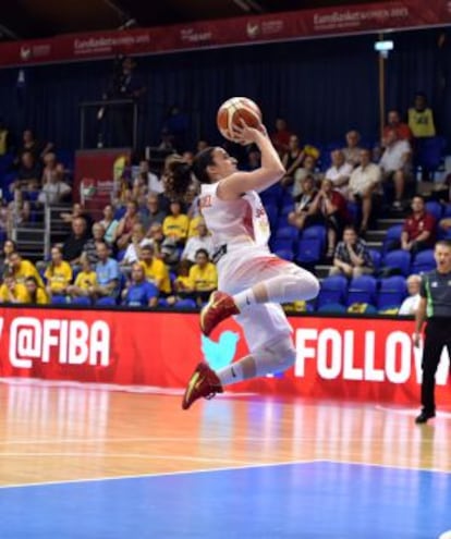 Silvia Domínguez lanza a canasta.