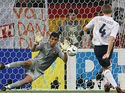 Ricardo para el penalti lanzado por Gerrard.