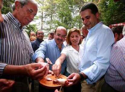 Touriño, el vicepresidente de Andalucía, Gaspar Zarrías, y la ministra Elena Espinosa prueban el pulpo, ayer, en O Carballiño.