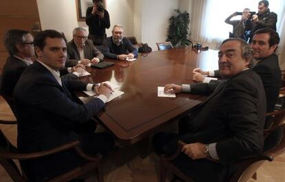Albert Rivera, el presidente de CEOE, Juan Rosell; el de CEPYME, Antonio Garamendi; y los secretarios generales de UGT, Cándido Méndez (C), y de CCOO, Ignacio Fernández Toxo.