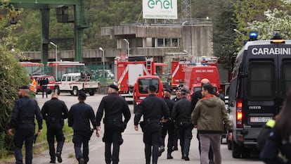 Equipos de emergencia y fuerzas de seguridad acuden a la central hidroeléctrica en el embalse de Suviana, cerca de Bolonia.