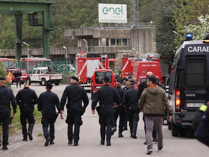 Equipos de emergencia y fuerzas de seguridad acuden a la central hidroeléctrica en el embalse de Suviana, cerca de Bolonia.