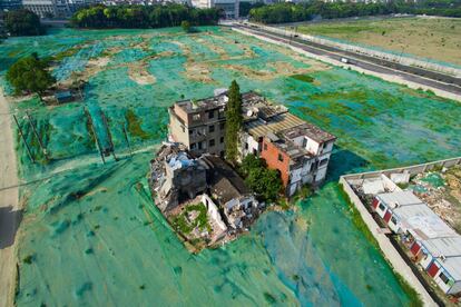 Uma 'casa prego', em meio a uma área coberta com uma lona protetora em Hangzhou, província de Zheijian, em 26 de setembro de 2016