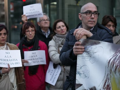 Concentraci&oacute;n de padres del colegio de los Maristas de Sants protestando contra los casos de pederastia.