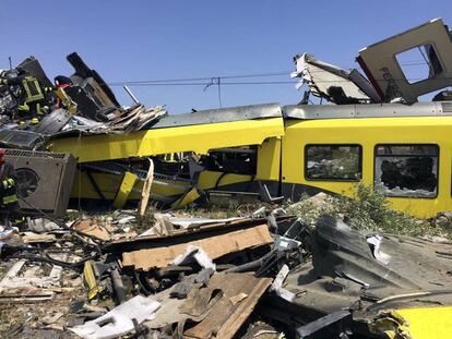 Bomberos italianos buscan entre los escombros en la escena del accidente de tren que tuvo lugar cerca la localidad italiana de Andria.