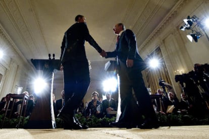 Barack Obama (izquierda) y Felipe Calderón, tras concluir su conferencia de prensa ayer en la Casa Blanca.
