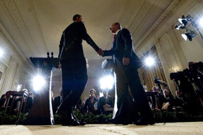 Barack Obama (izquierda) y Felipe Calderón, tras concluir su conferencia de prensa ayer en la Casa Blanca.