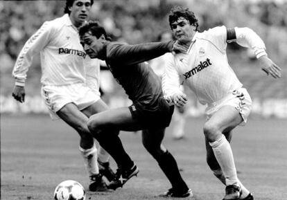 Michael Robinson, de Osasuna (centro), disputa el balón a Jorge Valdano (izquierda) y José Antonio Camacho, durante el partido Real Madrid (2) - Osasuna (1) de La Liga 1986-1987.