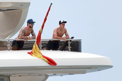 Ramos y Lukas Vázquez, en la cubierta del espectacular barco.