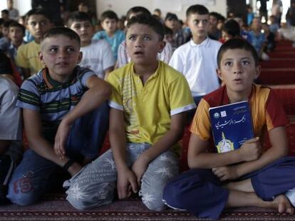 Ni&ntilde;os refugiados sirios durante una clase, el 23 de septiembre de 2015, en el campo de refugiados Harran en Sanliurfa (Turqu&iacute;a). 