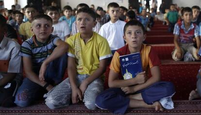 Ni&ntilde;os refugiados sirios durante una clase, el 23 de septiembre de 2015, en el campo de refugiados Harran en Sanliurfa (Turqu&iacute;a). 