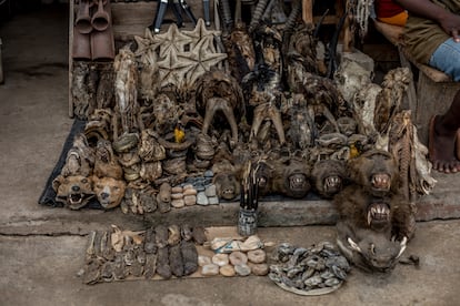 Diversos fetiches expuestos en el mercado de Akodessewa.