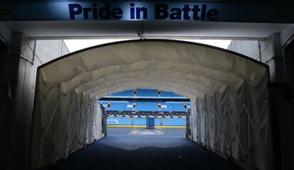 El túnel de vestuarios del estadio Etihad, del Manchester City con la frase 'Orgullo en la batalla'