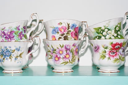 Tazas inglesas con motivos florales de Royal Albert, regalo de su abuela materna.