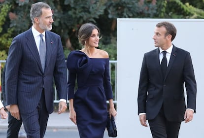 Macron junto a los Reyes a su llegada a la exposición.