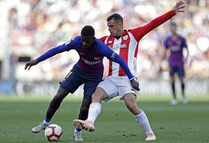 Ousmane Dembélé (izquierda) lucha por el balón Dani García.