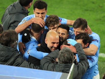 Foden abraza a Guardiola tras el 1-2 rodeado por sus compañeros.