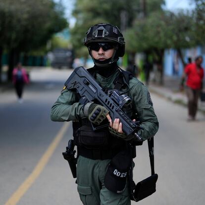 A soldier patrols in Tibú, in the Catatumbo region of Colombia, on January 20, 2025.