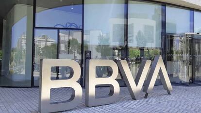 Entrada a un edificio del BBVA.